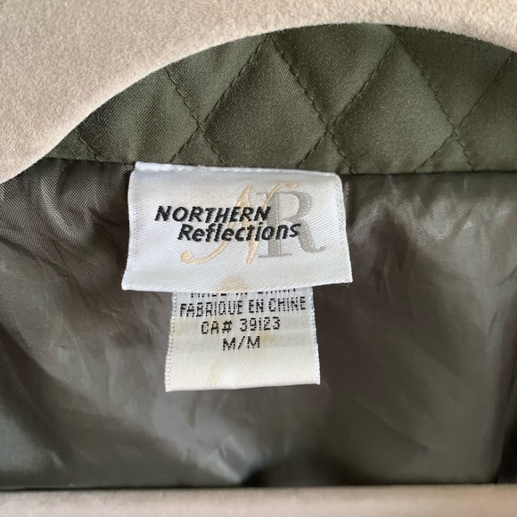 Quilted dark green button up jacket. Northern reflections size medium. Perfect! - Picture 9 of 9